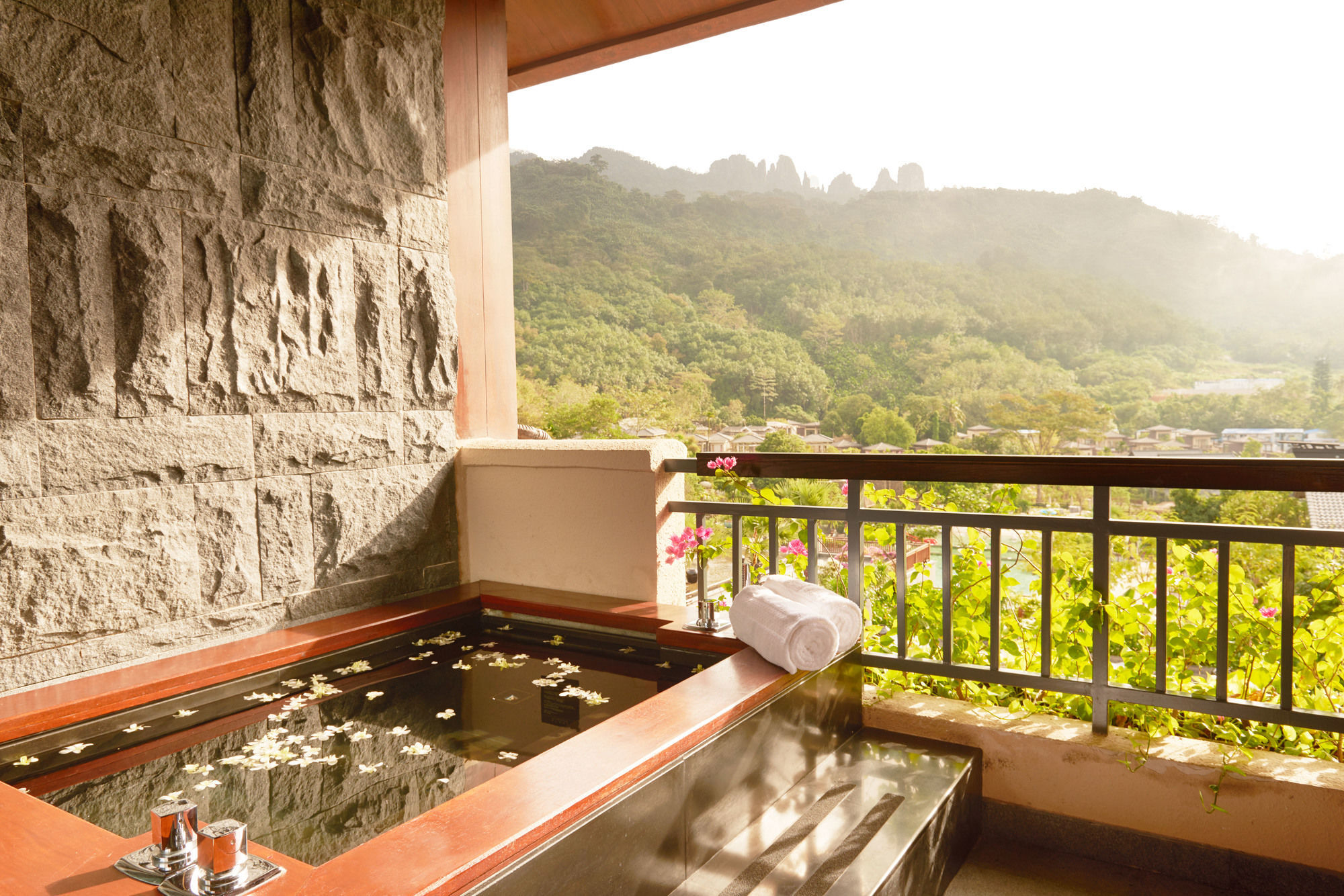 Doubletree Resort By Hilton Hotel Hainan - Qixianling Hot Spring Baoting Exterior photo